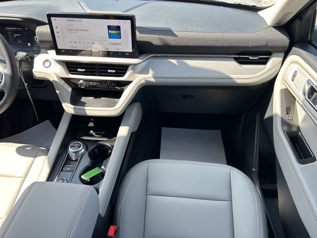 2025 Ford Explorer photo 12