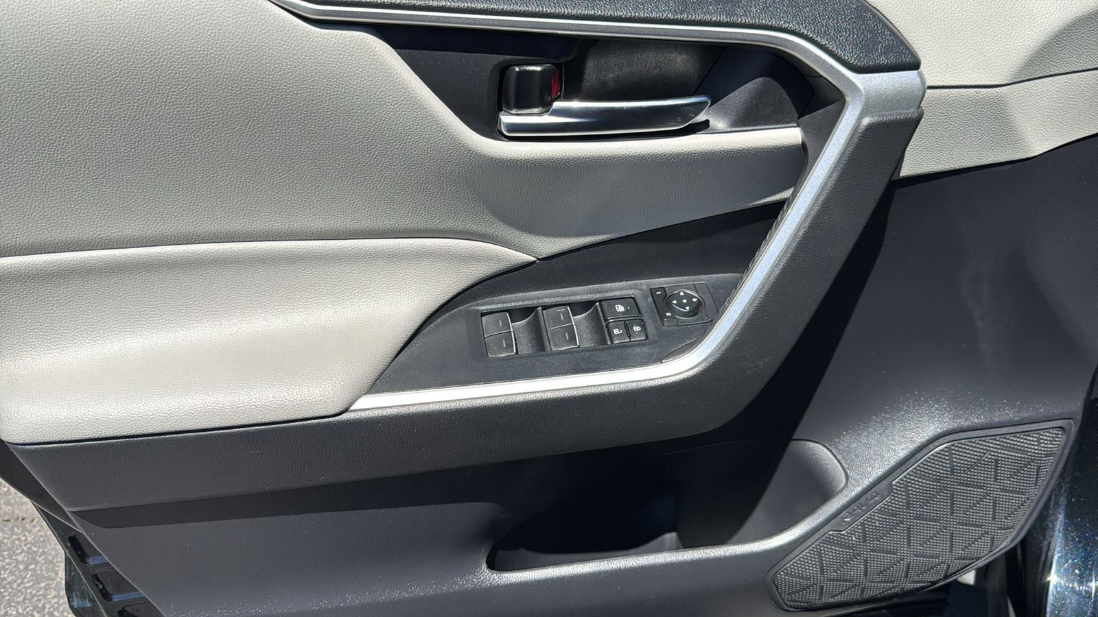 2022 Toyota RAV4 Hybrid XLE photo 9
