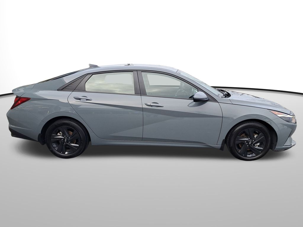 2022 Hyundai Elantra SEL photo 4