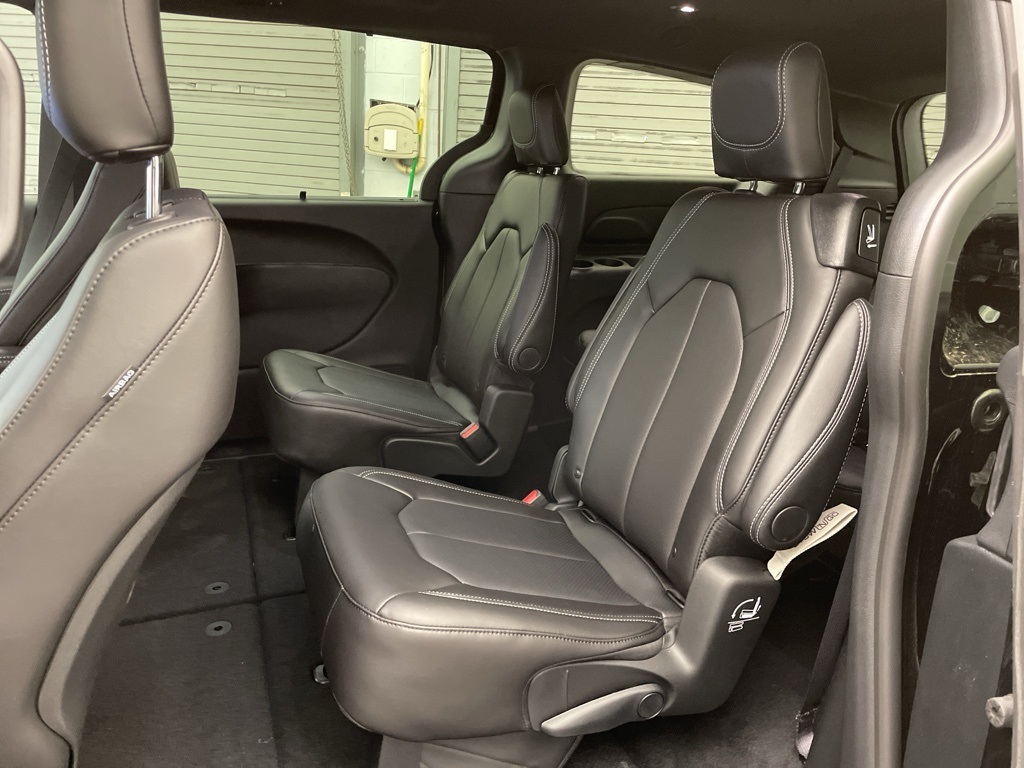 2026 Chrysler Pacifica photo 11