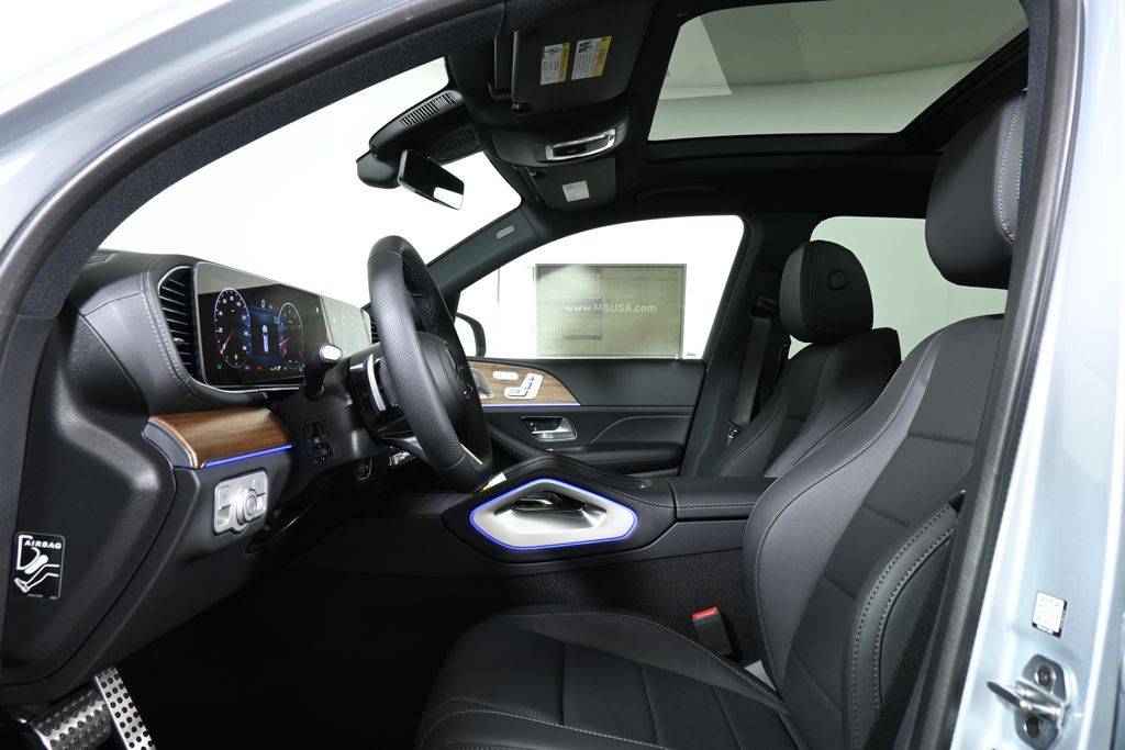 2025 Mercedes Benz GLS 450 4MATIC photo 2