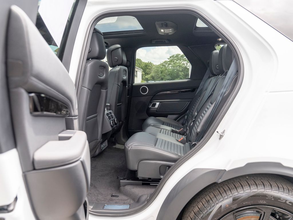 2025 Land Rover Discovery S photo 19
