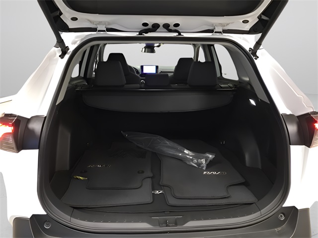 2025 Toyota RAV4 XLE photo 4