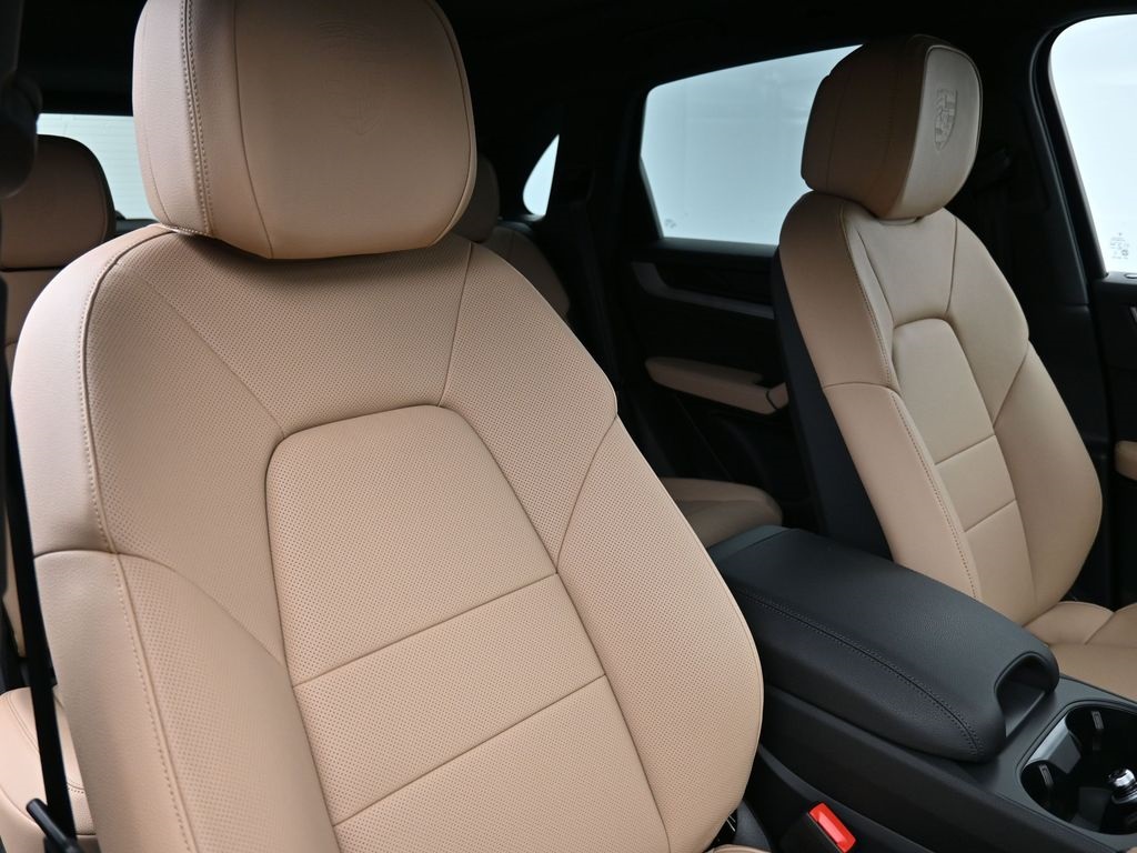 2026 Porsche Cayenne photo 16