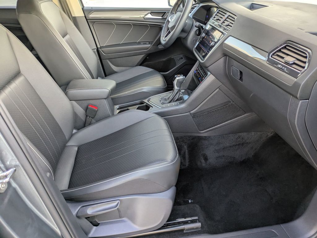 2024 Volkswagen Tiguan SE Wolfsburg Edition photo 24