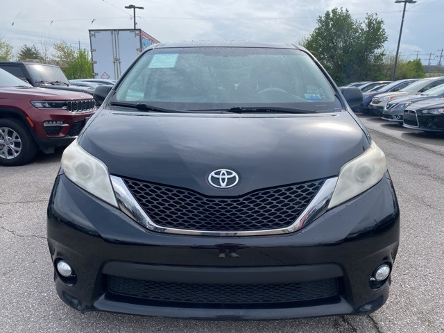 2014 Toyota Sienna SE photo 2