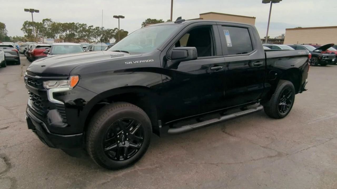 2025 Chevrolet Silverado 1500 RST photo 4