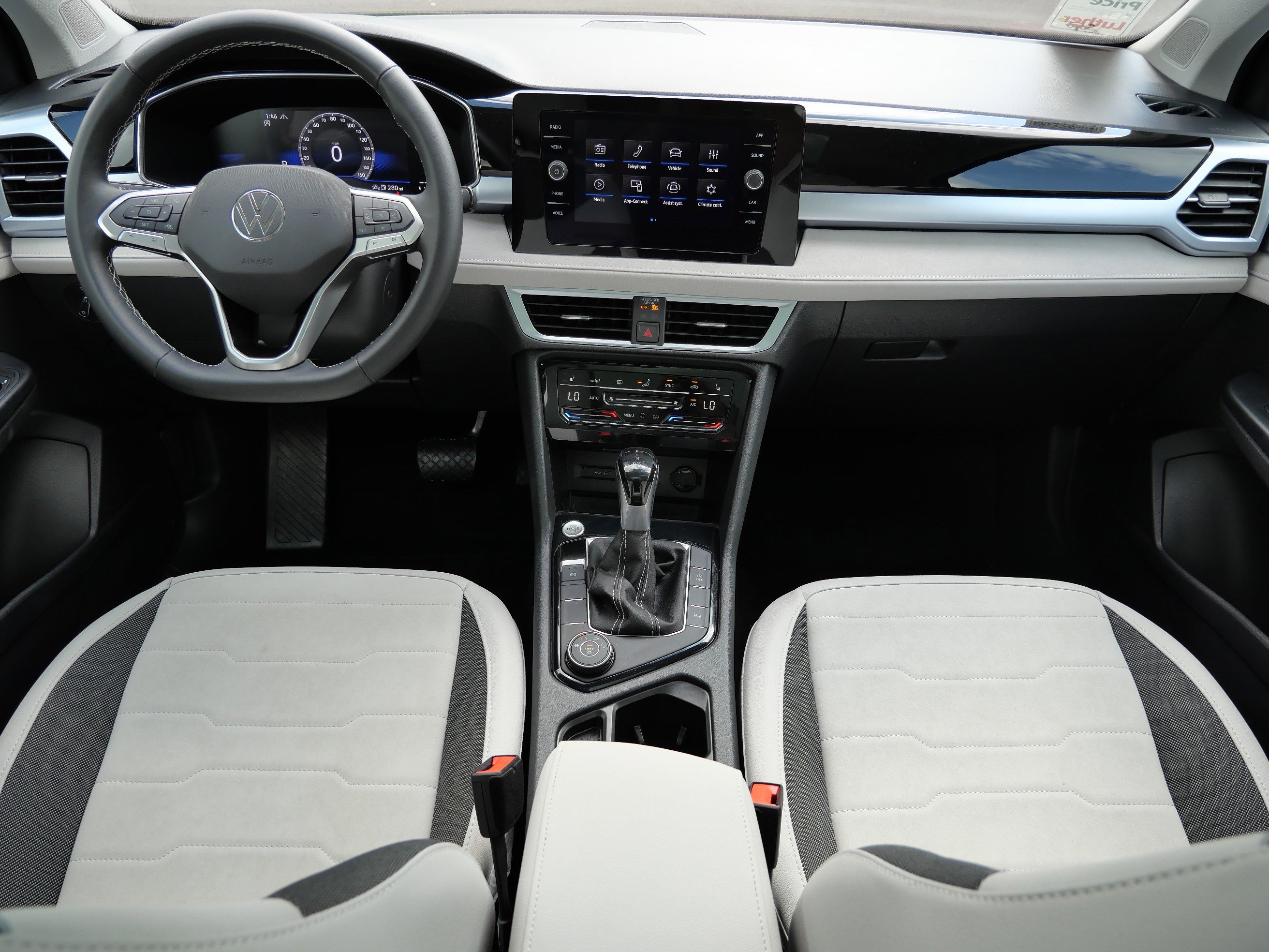 2025 Volkswagen Taos SE photo 10