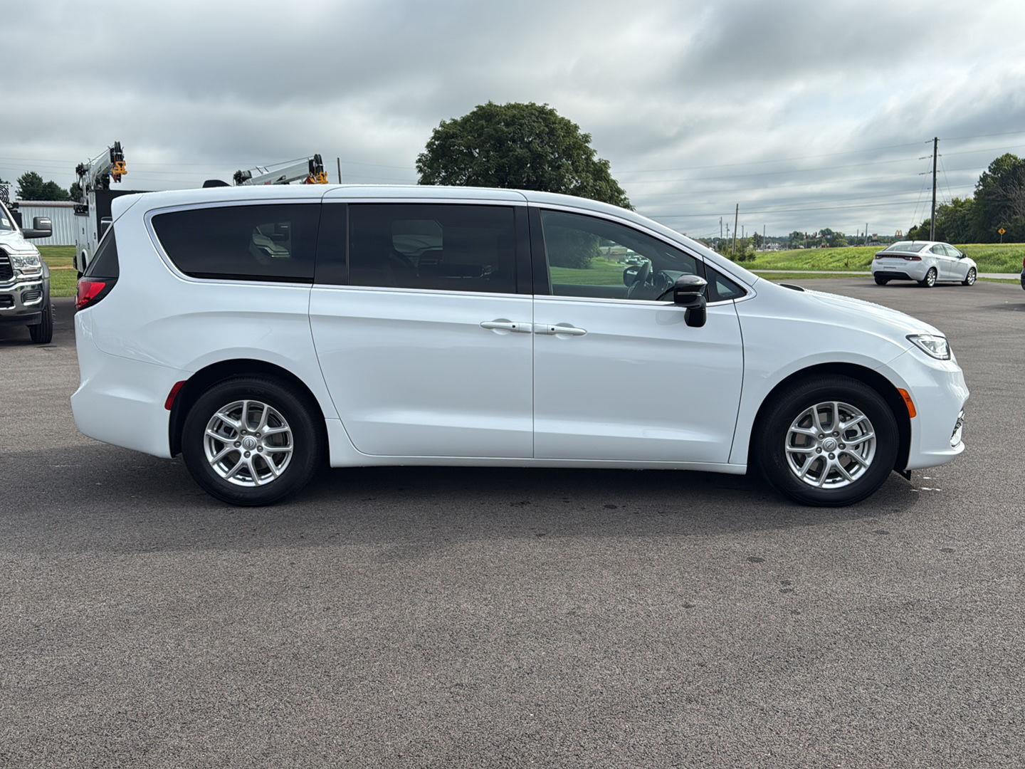 2026 Chrysler Pacifica photo 3