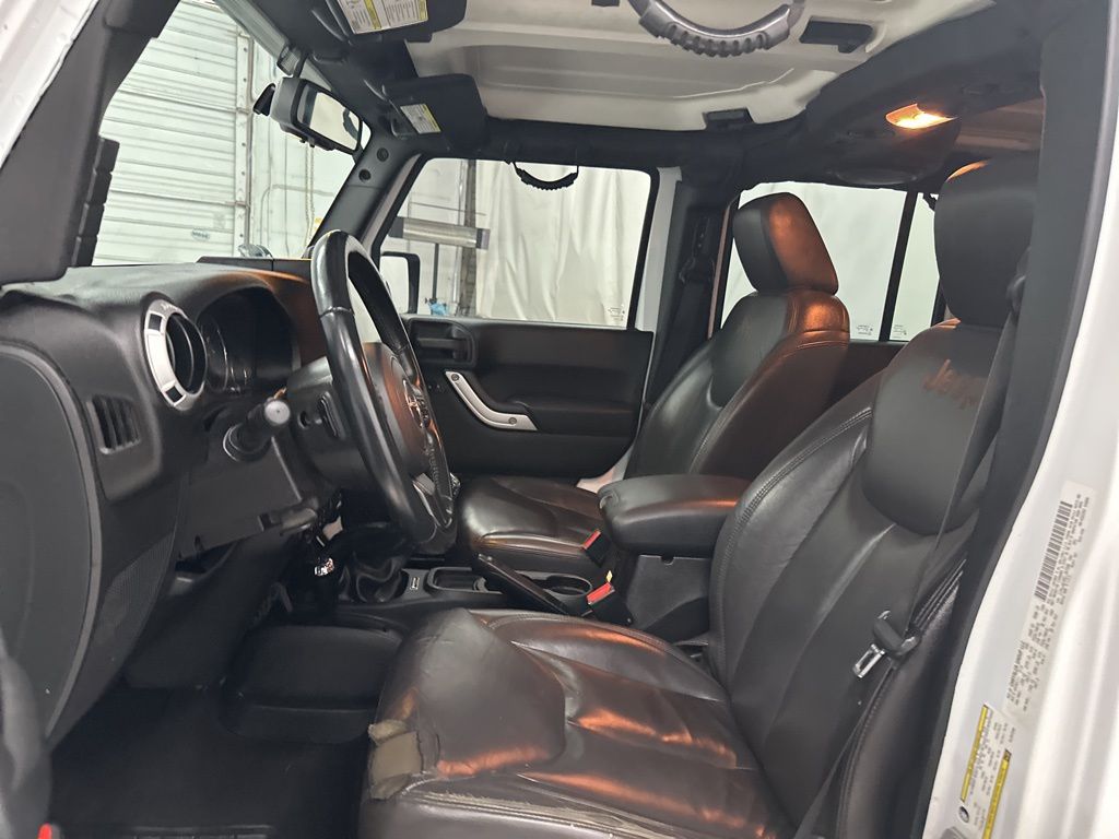 2014 Jeep Wrangler Unlimited Sahara photo 14