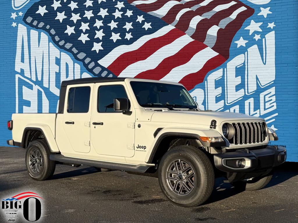 2026 Jeep Gladiator Sport S's photo