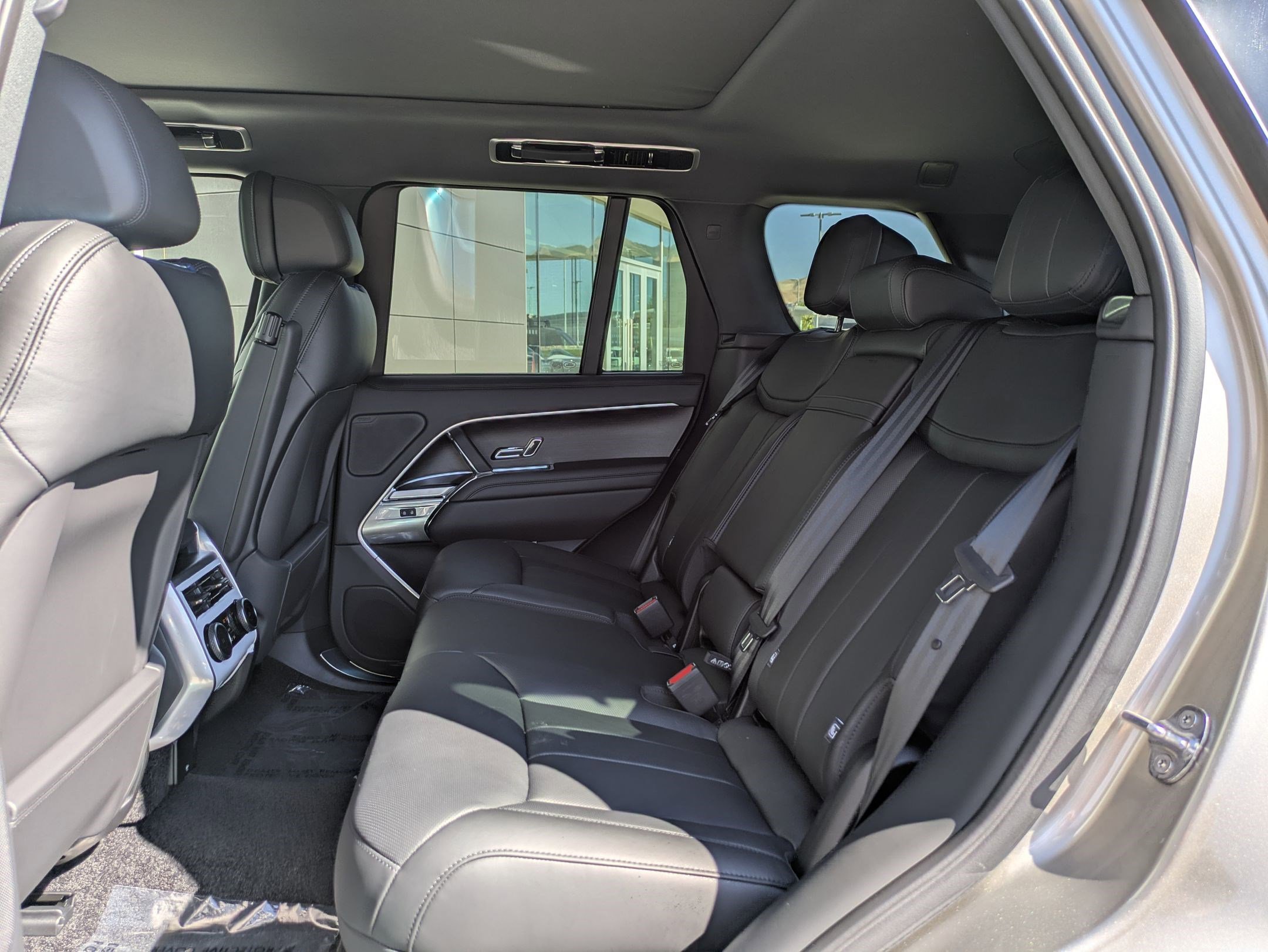 2025 Land Rover Range Rover SE photo 12