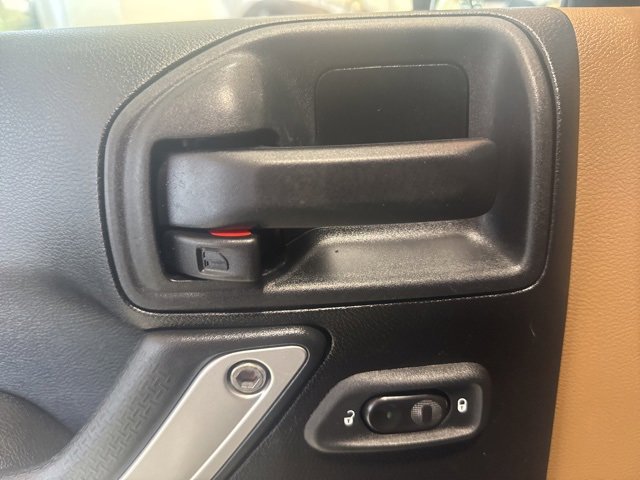 2014 Jeep Wrangler Unlimited Sahara photo 4