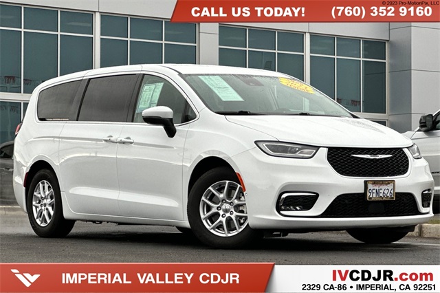 2023 Chrysler Pacifica Touring L's photo