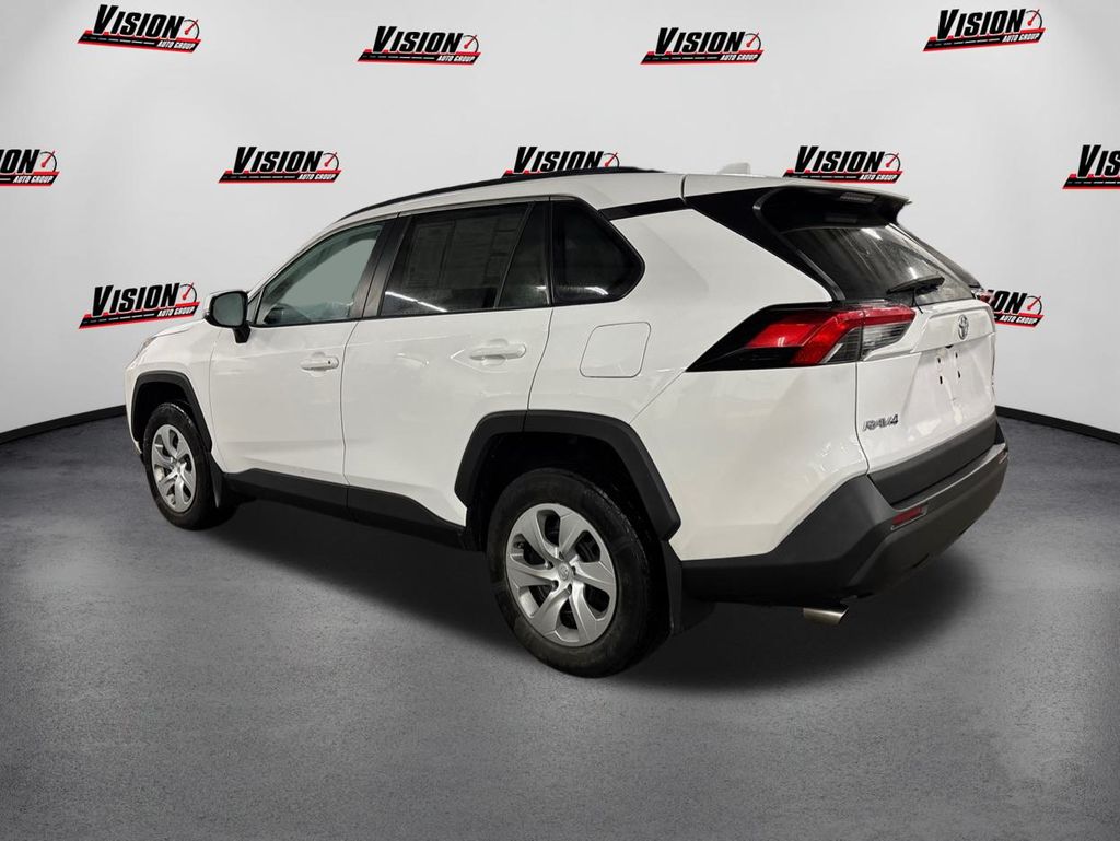 2021 Toyota RAV4 LE photo 4