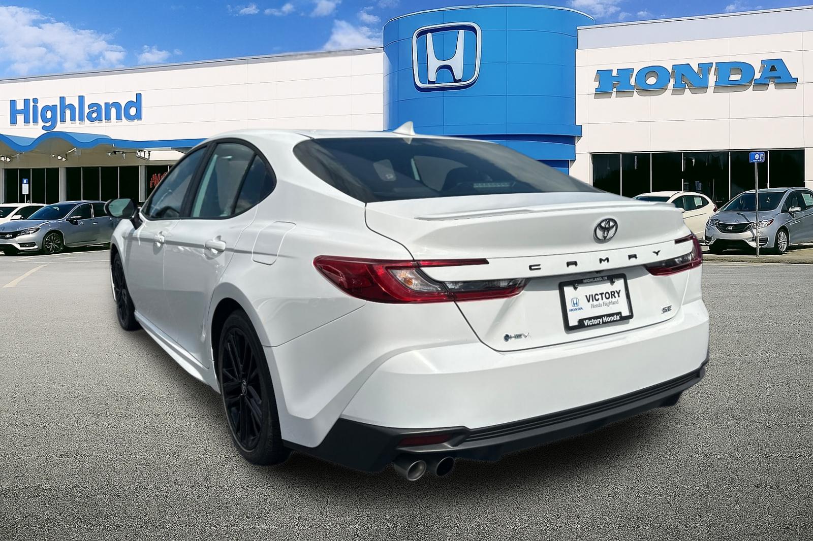 2025 Toyota Camry SE photo 3