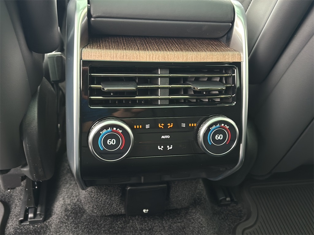 2025 Land Rover Range Rover SE photo 23