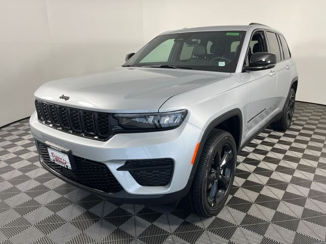 2025 Jeep Grand Cherokee Laredo Altitude photo 2