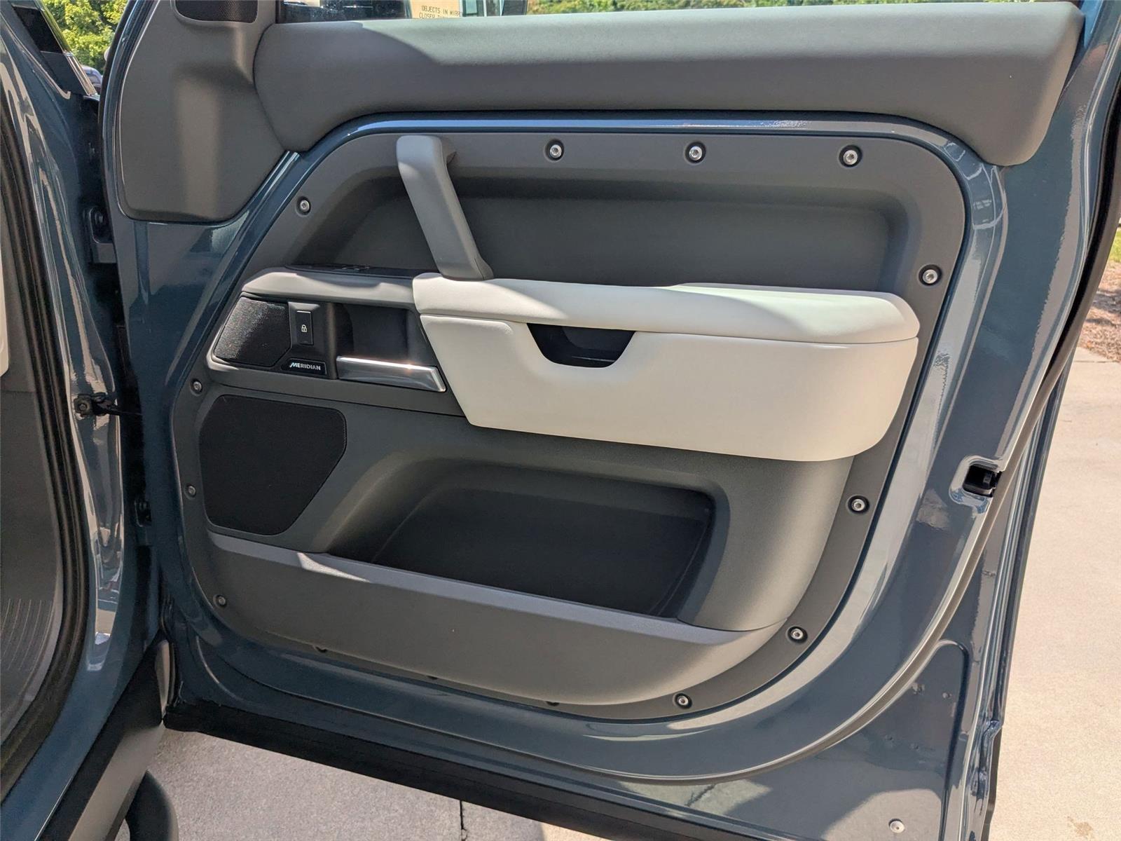 2025 Land Rover Defender 110 S photo 31