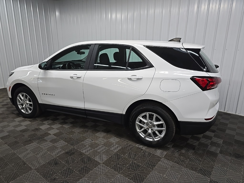 2022 Chevrolet Equinox LS photo 4