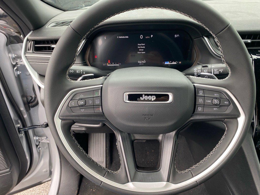 2025 Jeep Grand Cherokee Laredo photo 4