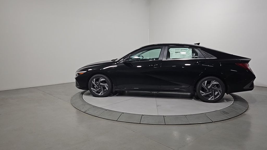 2025 Hyundai Elantra Hybrid Limited photo 2