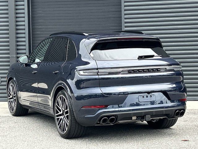 2025 Porsche Cayenne E-Hybrid Turbo photo 3