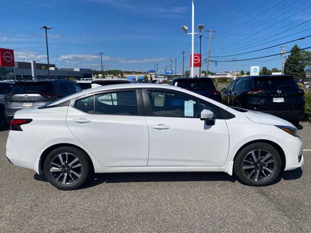 2025 Nissan Versa 1.6 SV photo 2