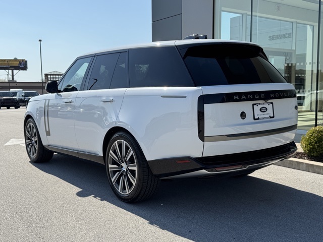 2023 Land Rover Range Rover SE photo 3