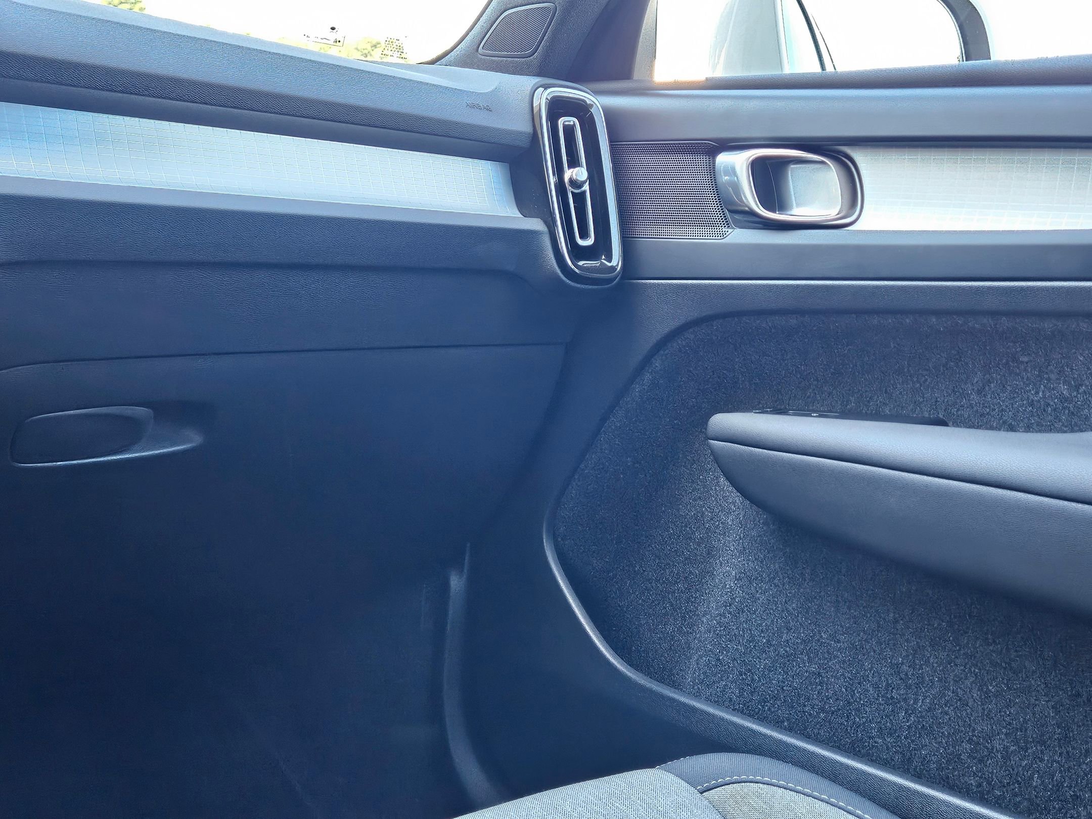 2023 Volvo XC40 Core photo 11