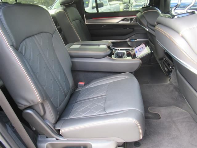 2023 Jeep Grand Wagoneer III photo 15