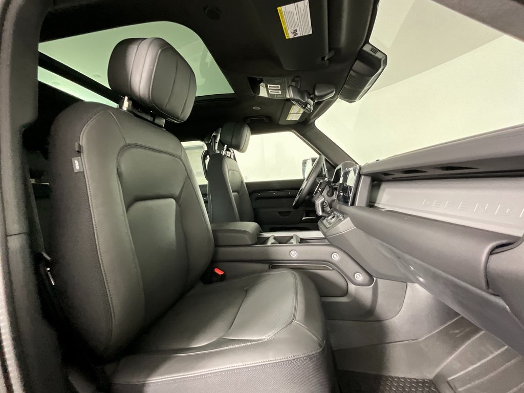 2025 Land Rover Defender 110 V8 photo 2