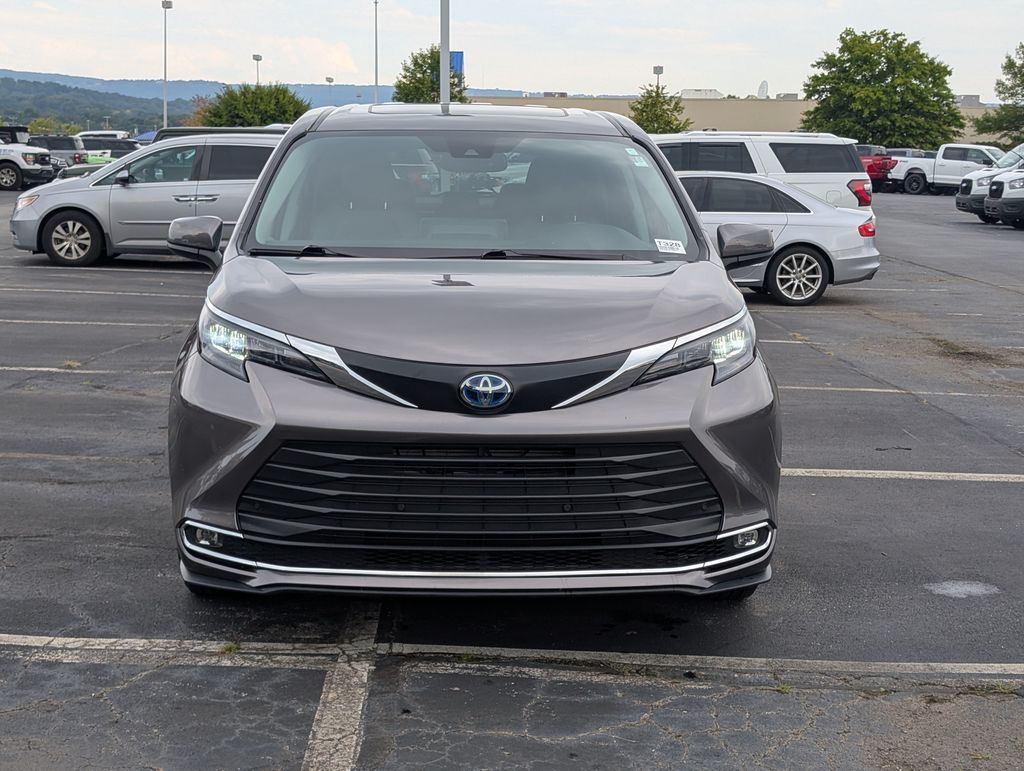 2024 Toyota Sienna XLE photo 5