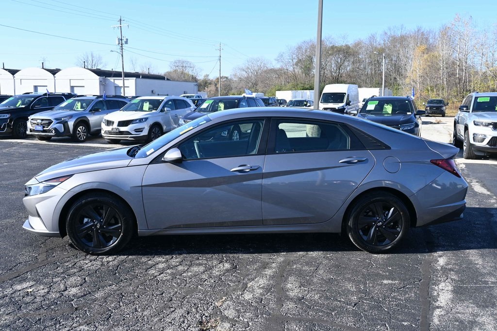 2021 Hyundai Elantra SEL photo 3