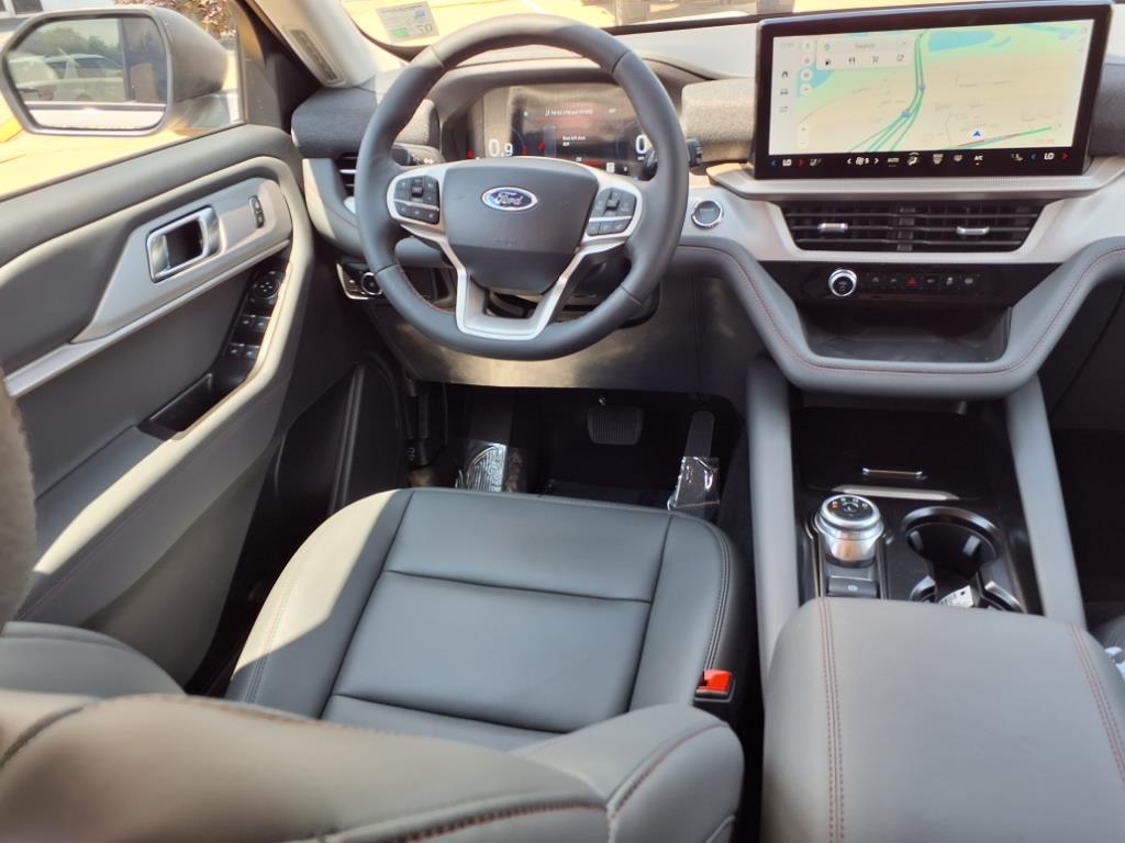2025 Ford Explorer photo 3
