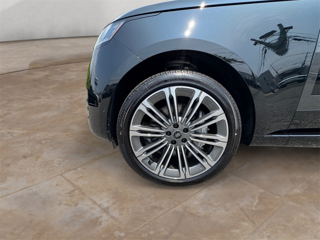 2025 Land Rover Range Rover SE photo 13
