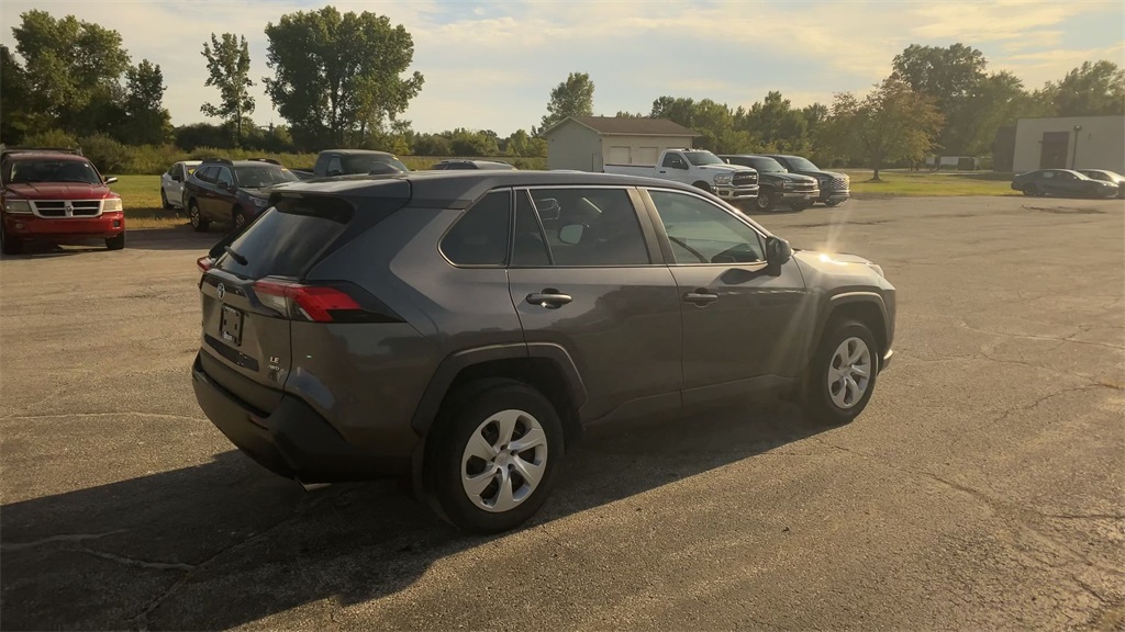 2022 Toyota RAV4 LE photo 8