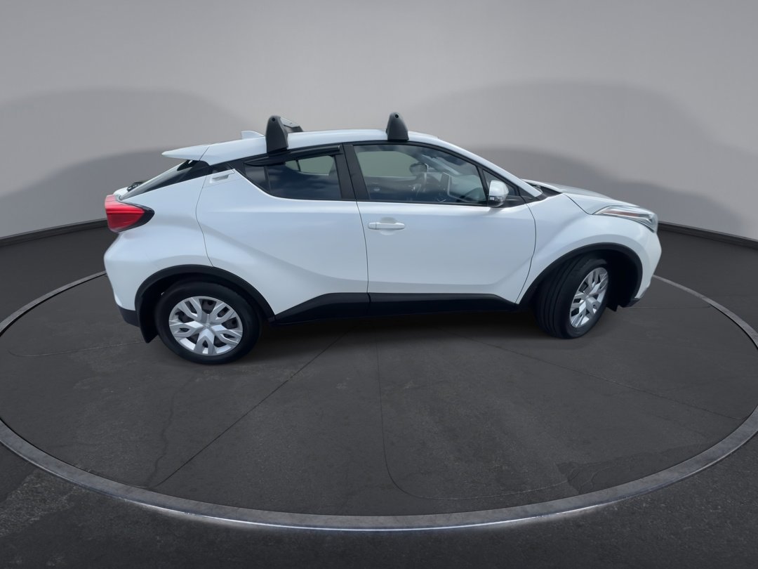 2021 Toyota C-HR LE photo 9