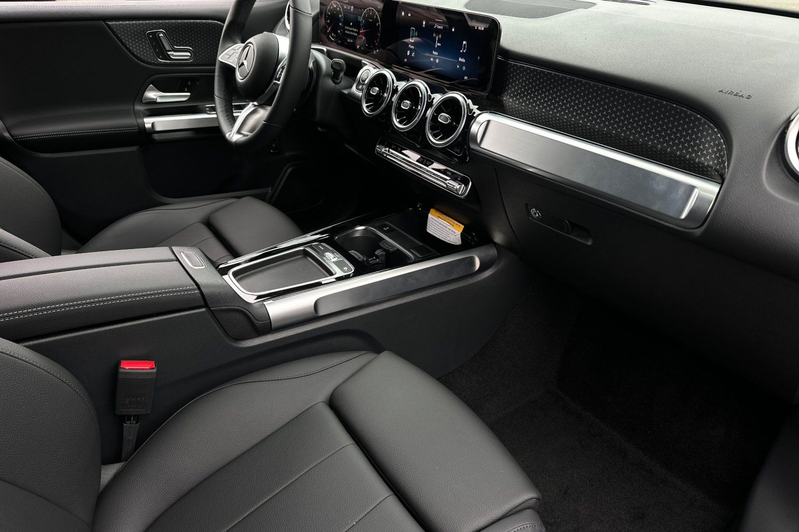 2025 Mercedes Benz GLB 250 photo 12