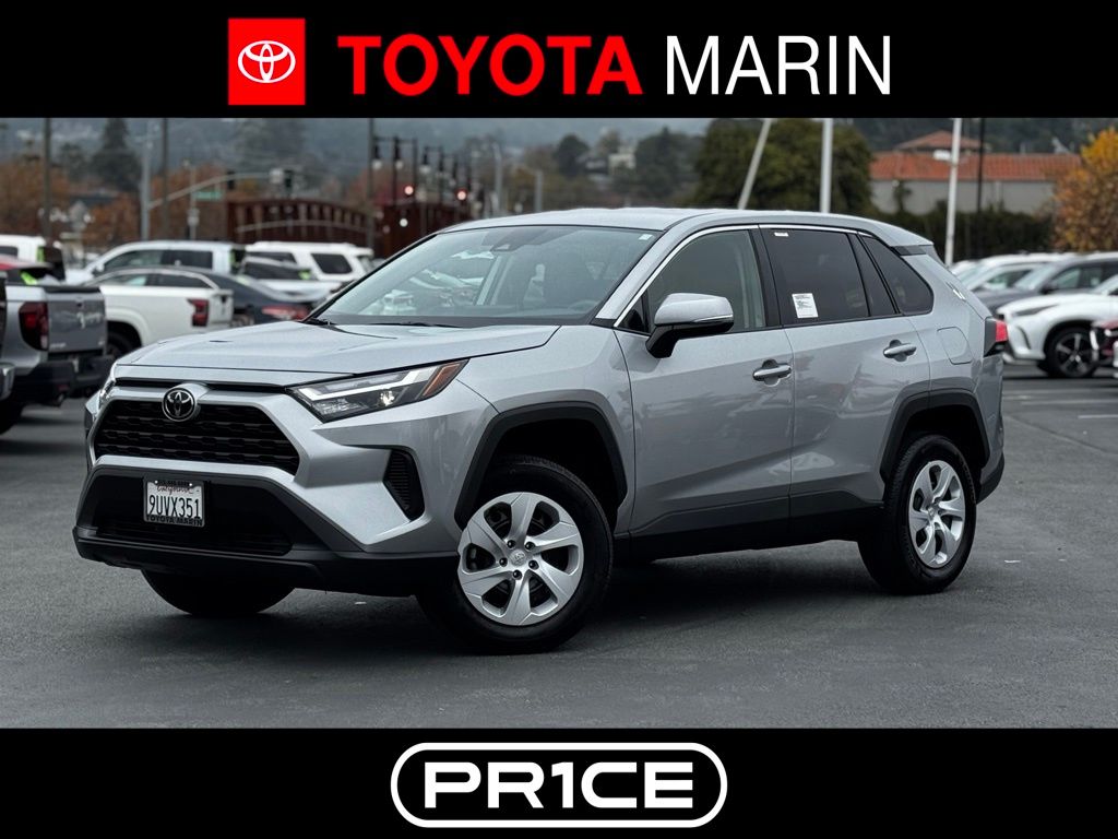 2025 Toyota RAV4 LE's photo