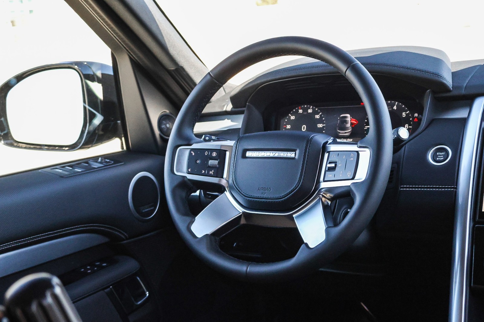 2025 Land Rover Discovery SE photo 15