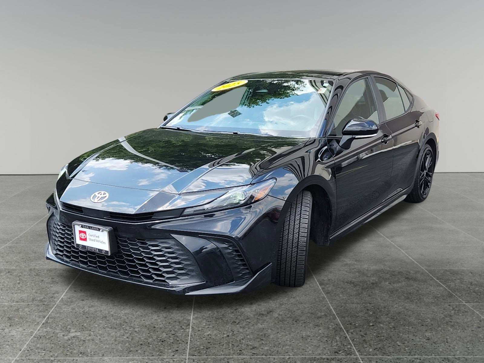 2025 Toyota Camry SE photo 3