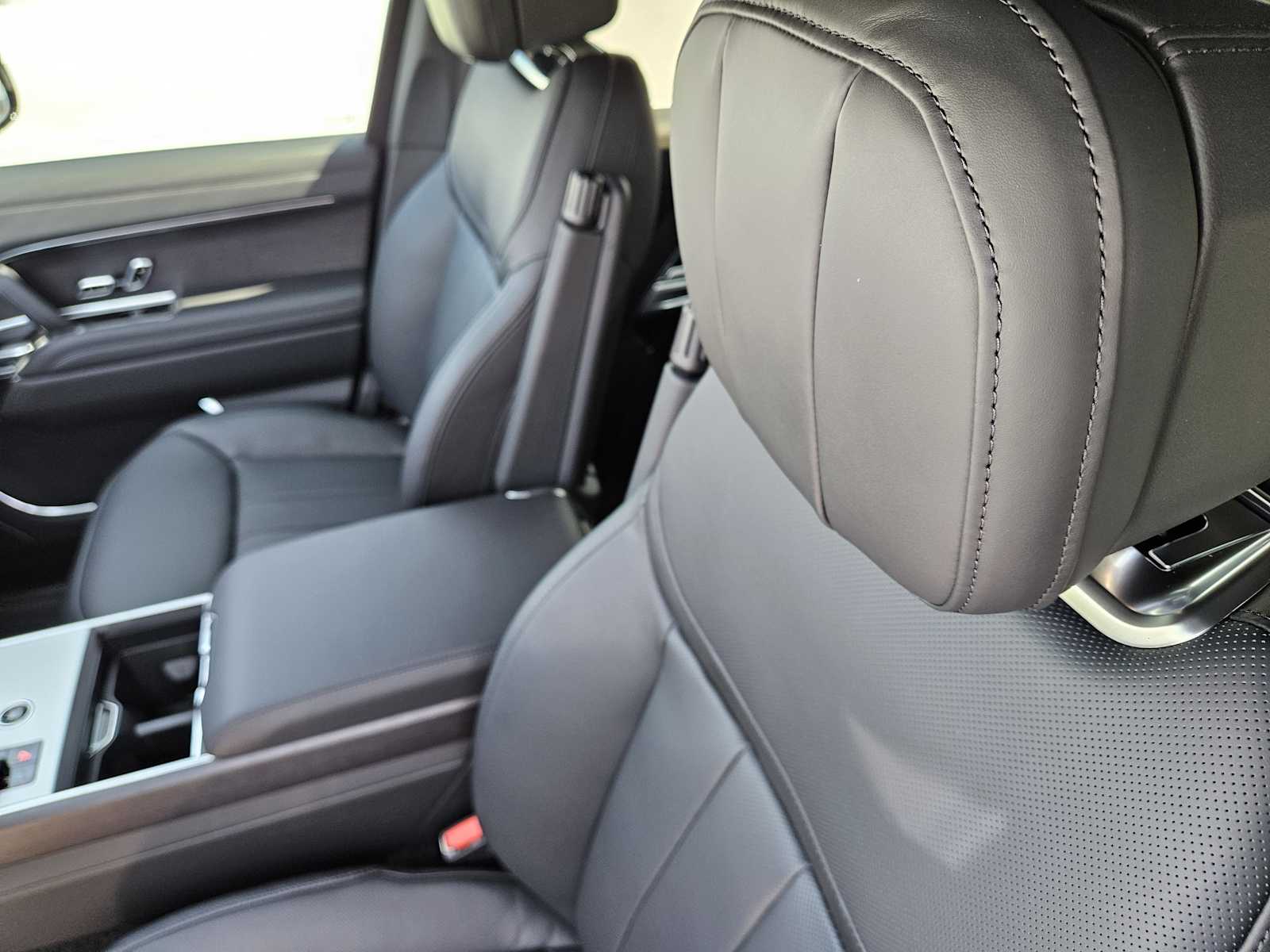 2025 Land Rover Range Rover SE photo 12