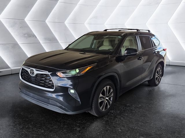 2023 Toyota Highlander L photo 2