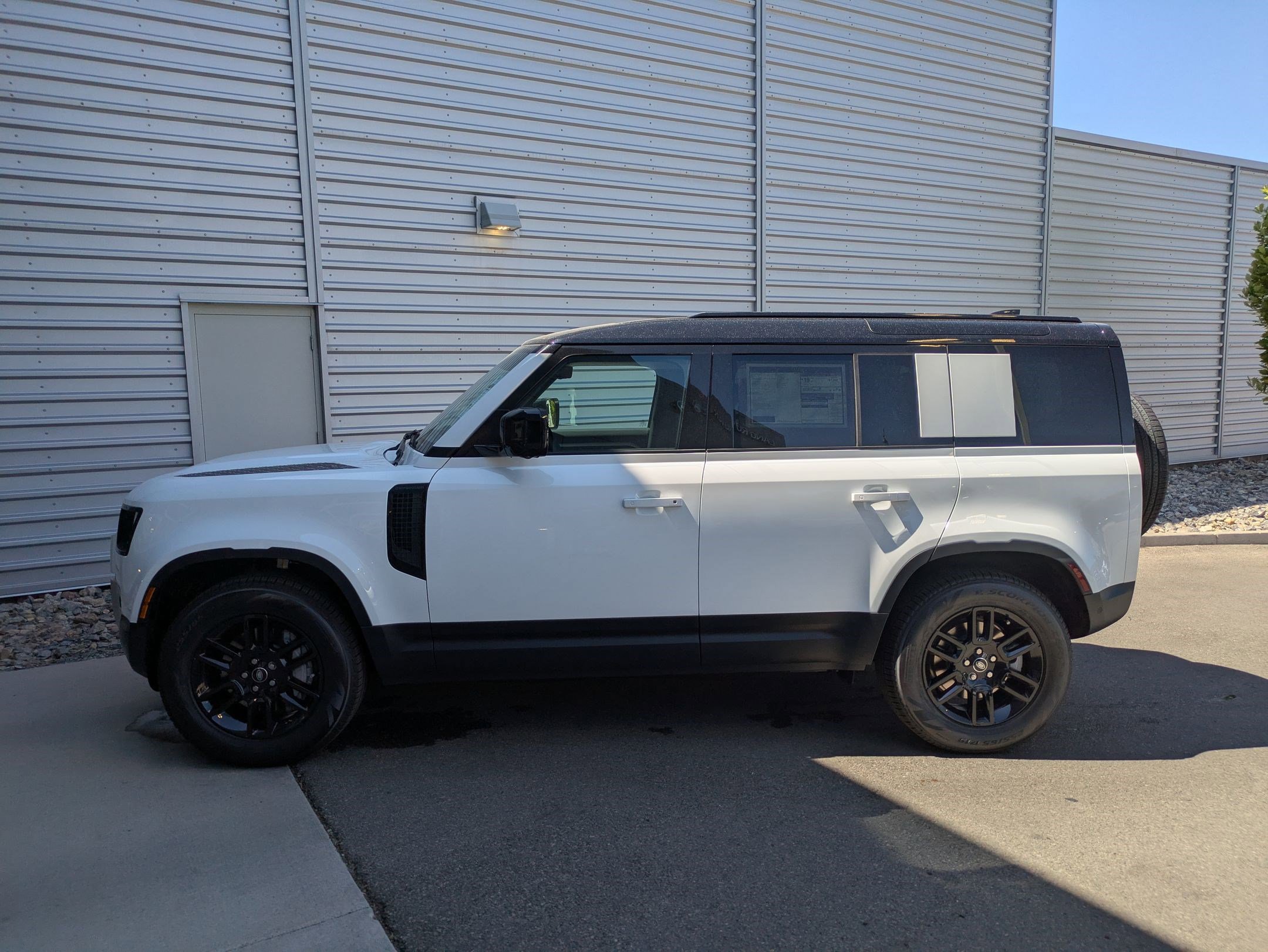 2025 Land Rover Defender 110 S photo 2