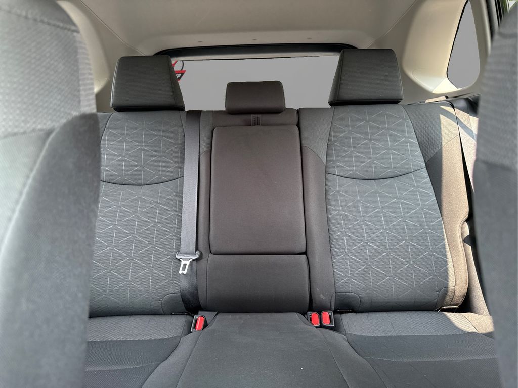 2025 Toyota RAV4 XLE photo 17