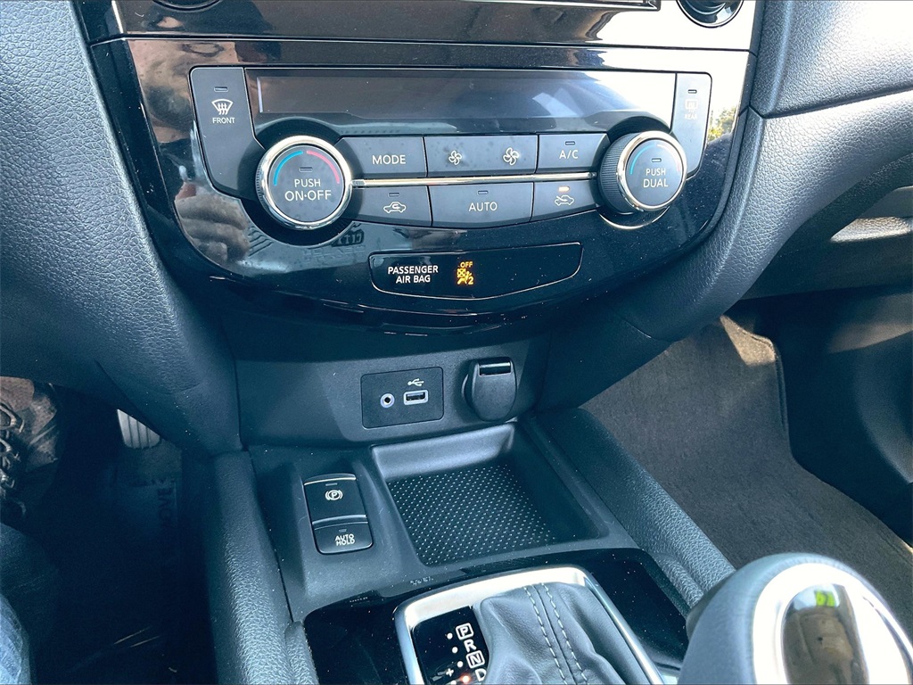2019 Nissan Rogue SV photo 24