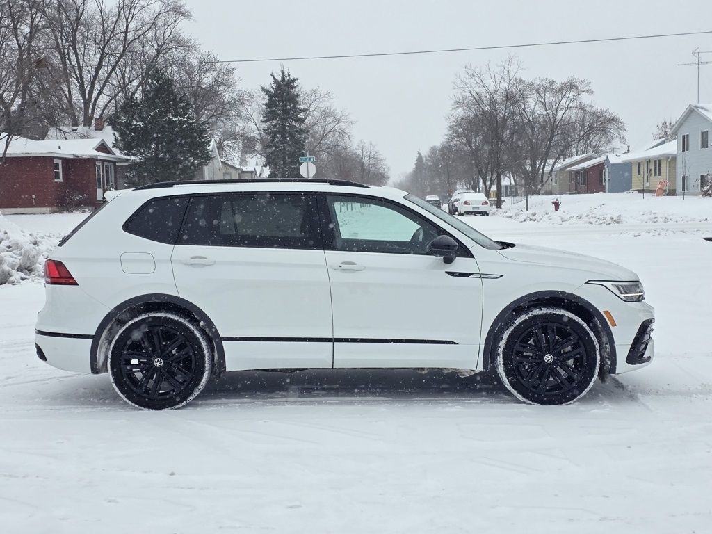 2022 Volkswagen Tiguan SE R-LINE BLACK's photo