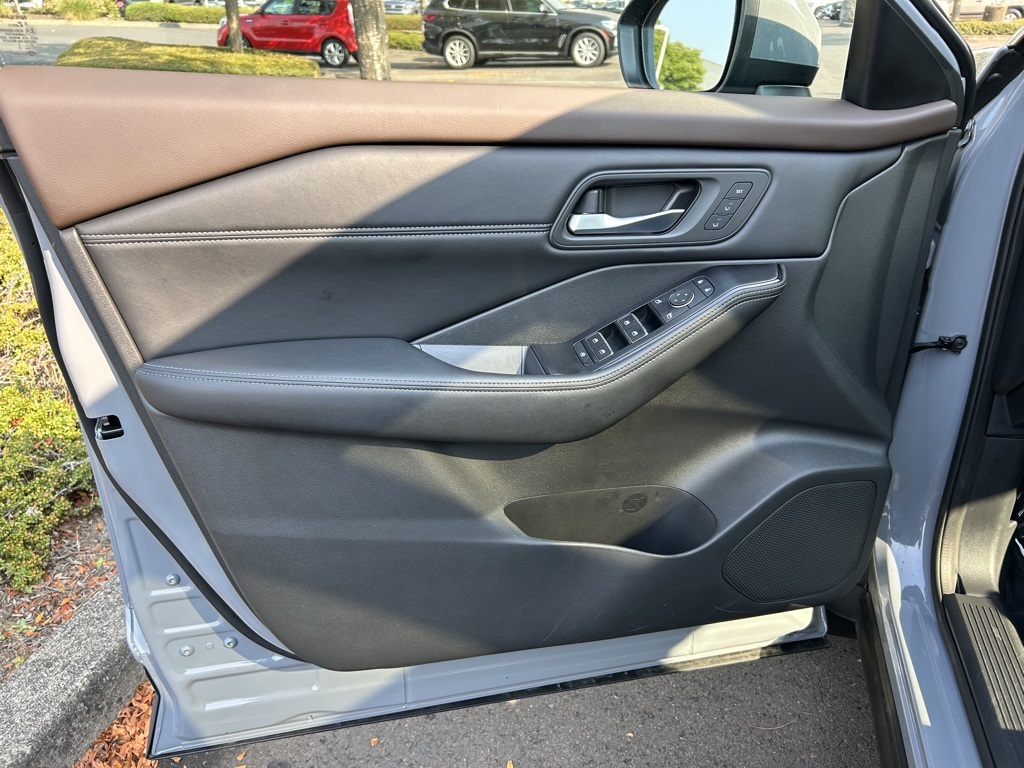 2022 Nissan Rogue SL photo 9