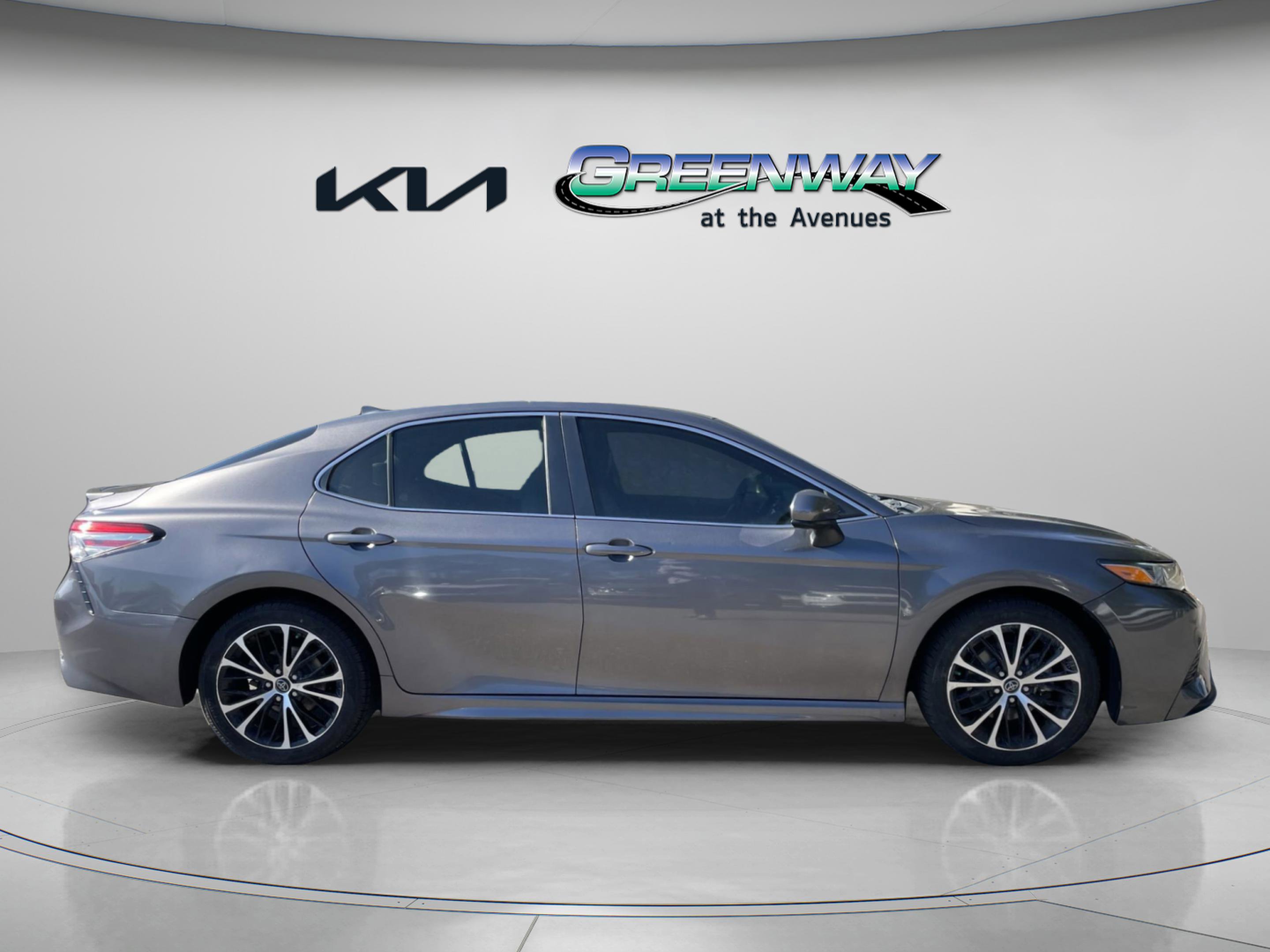 2019 Toyota Camry SE XLE photo 4